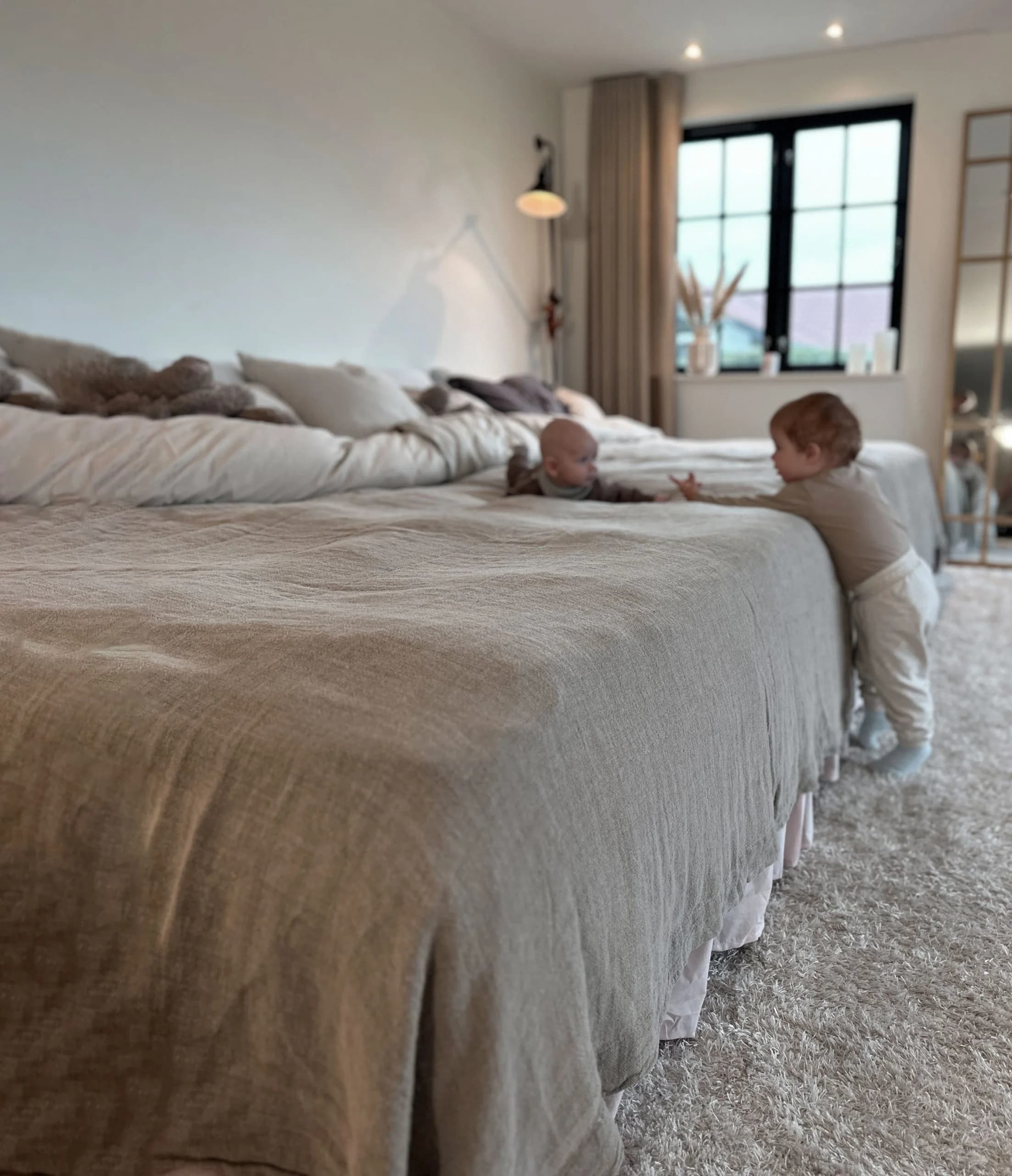 Familie der sover sammen i en 360 cm bred FamBed familieseng