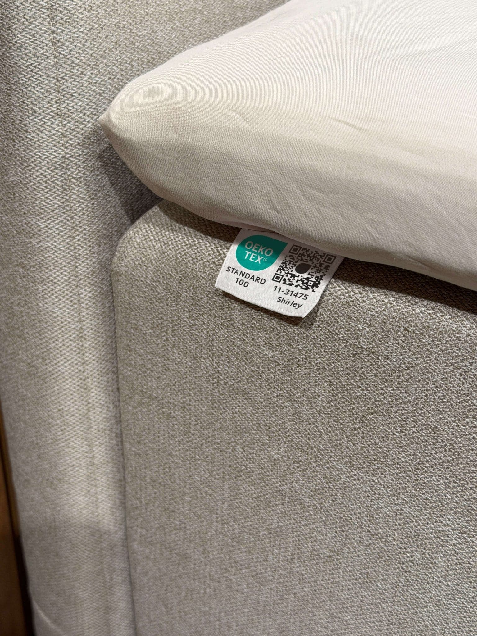 OEKO-TEX® STANDARD 100 -merkki ommeltuna sängyn beigeen kankaaseen lakanan alle