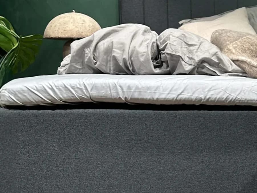 Lähikuva perhesängyn sijauspatjan päälle pingotetusta FamBed-lakanasta