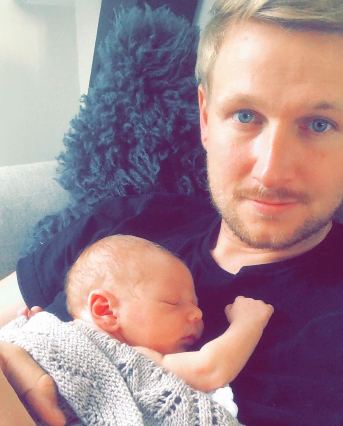 Kasper ja hänen rintaansa vasten nukkuva poikansa Oskar