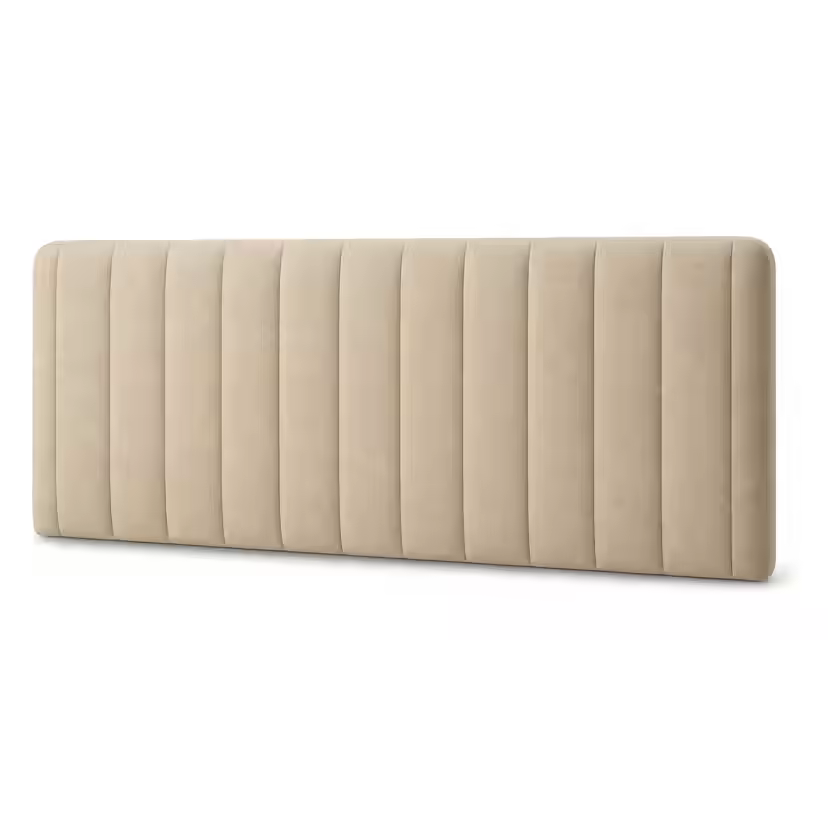 Beige, kauttaaltaan verhoiltu FamBed-sängynpääty, jossa on pystysuuntaiset pehmustetut paneelit.